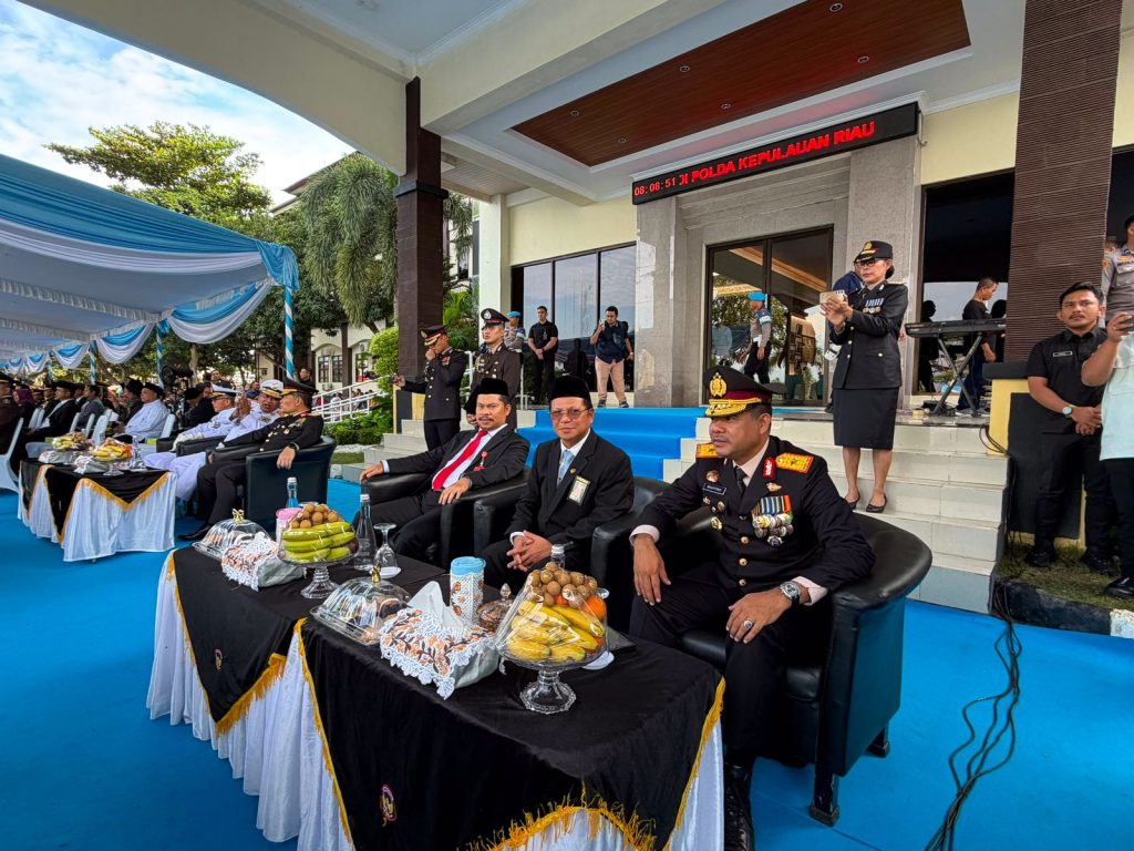 Ketua Pengadilan Tinggi Kepulauan Riau Hadiri Upacara Peringatan HUT Bhayangkara ke-80 di Polda Kepulauan Riau