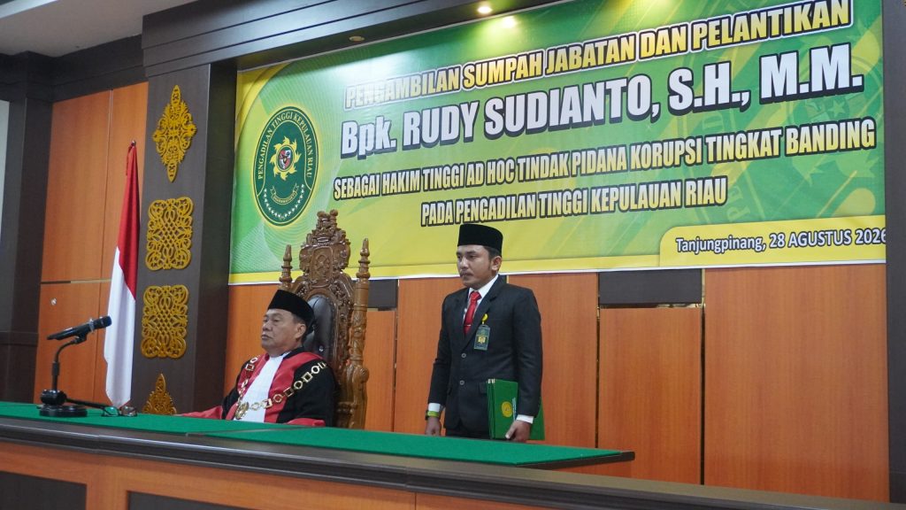 Ketua Pengadilan Tinggi Kepulauan Riau Lantik Hakim Ad Hoc Tipikor Tingkat Banding Pengadilan Tinggi Kepulauan Riau
